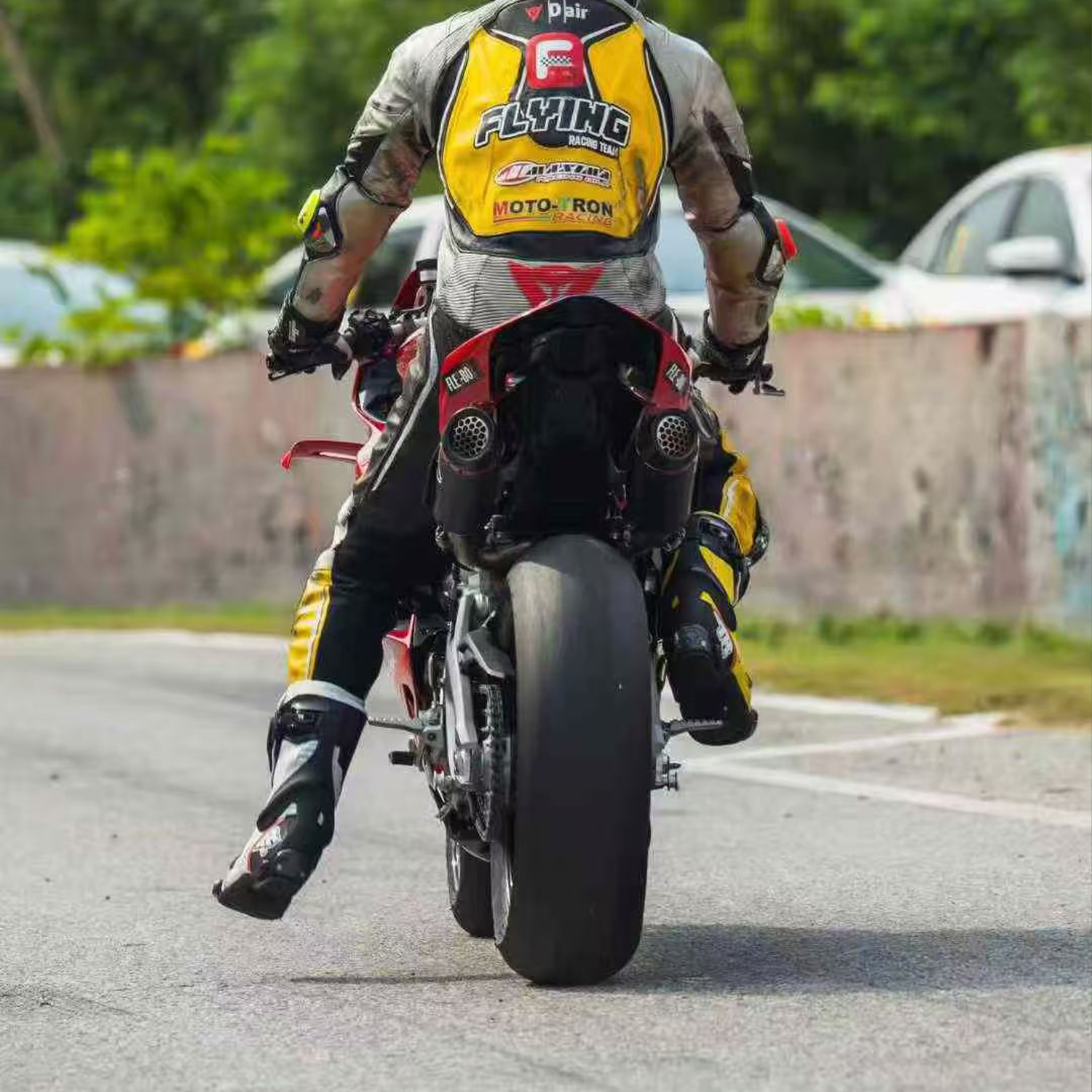 Jak použ&iacute;vat Chrome Polish na v&yacute;fukov&yacute;ch potrub&iacute;ch motocyklů jako profesion&aacute;l