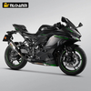 Modifik&aacute;cia v&yacute;fukov&eacute;ho syst&eacute;mu motocykla ZX-4R AK Blade &Uacute;nikov&yacute; tlmič v&yacute;fuku z uhl&iacute;kov&yacute;ch vl&aacute;kien pre Kawasak ZX-4R z nehrdzavej&uacute;cej ocele